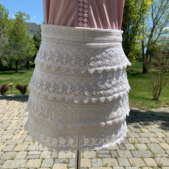 ✨ Host Pick! ✨ AMERICAN EAGLE WHITE LACE SKIRT - Picture 2 of 7